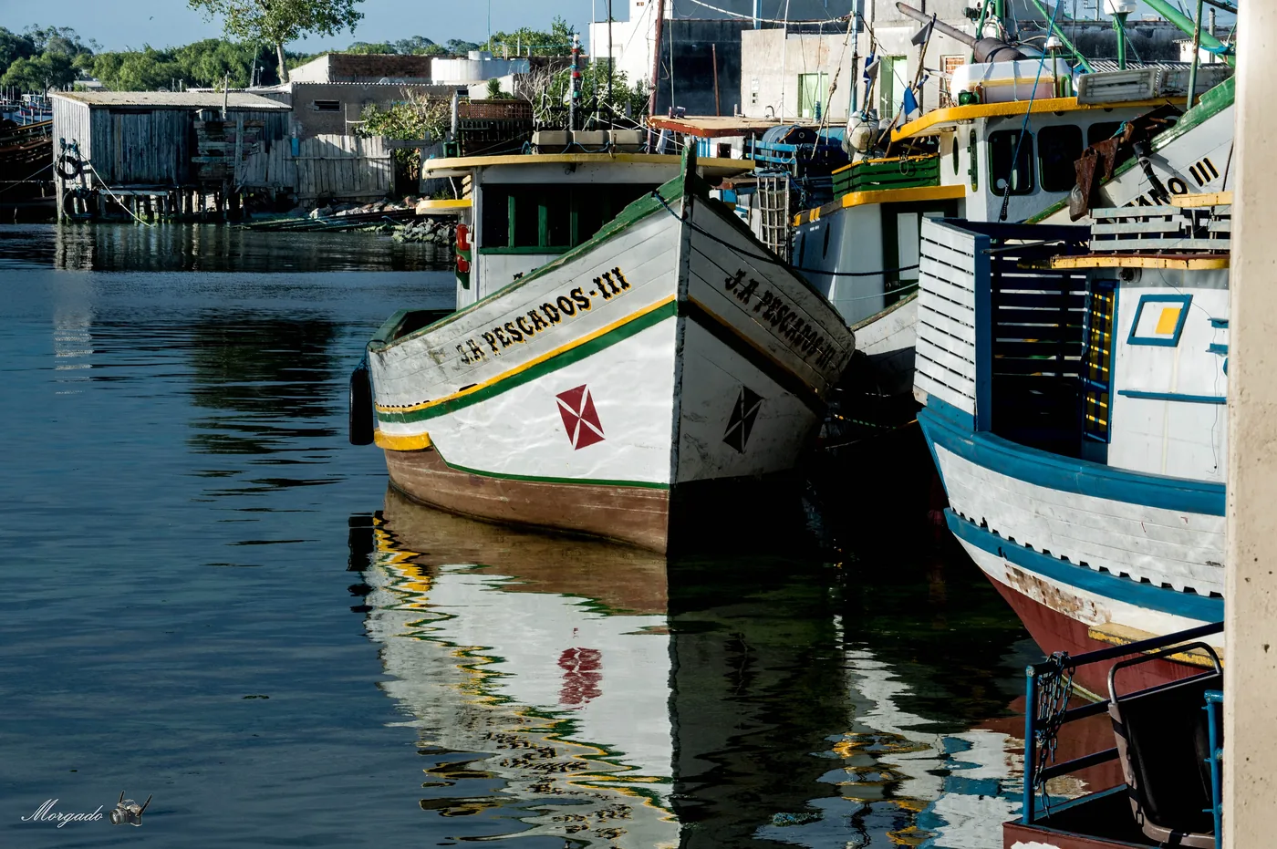 Barcos de pesca atracados no cais